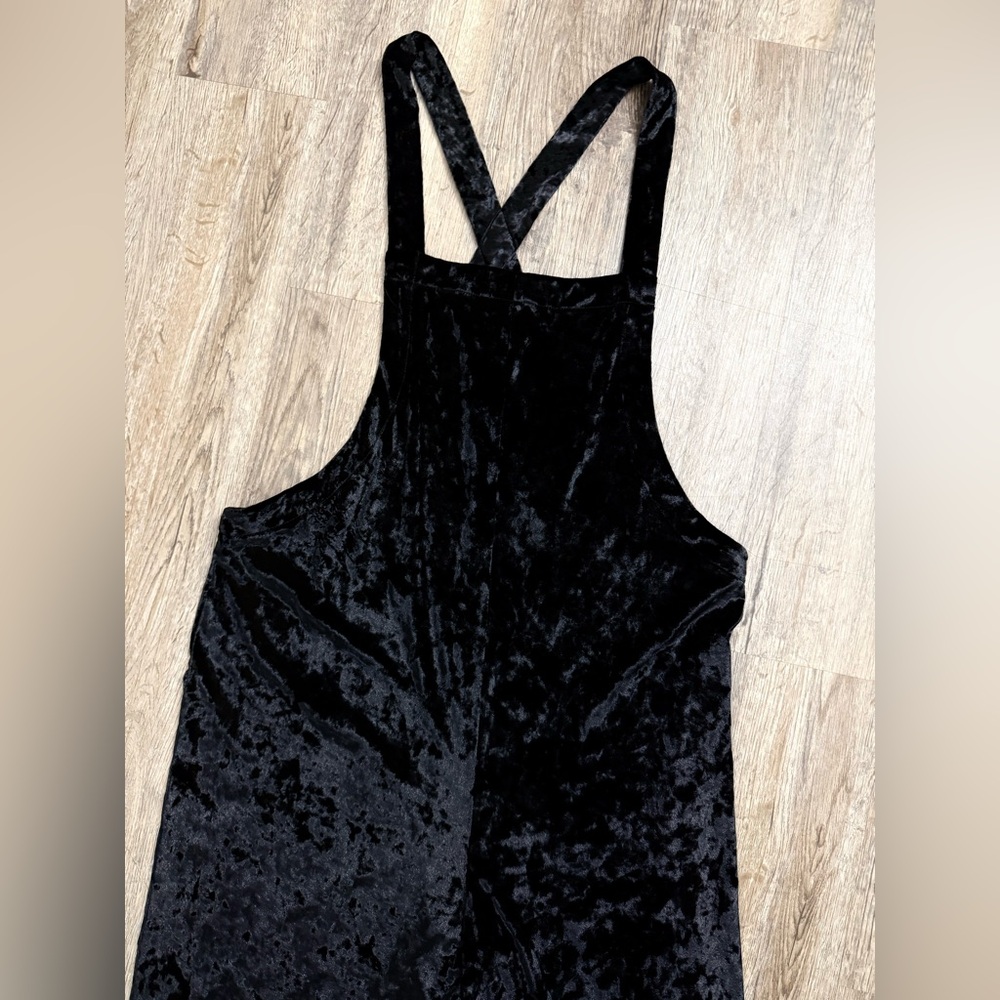 Urban Outfitters • Black Velvet Cropped Overalls - Picture 8 of 12